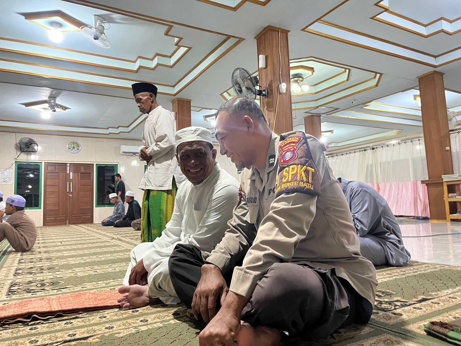 Sebagai Insan Beragama, Polsek Bukit Batu Laksanakan Sholat Isya dan Tarawih di Masjid Al-Taqwa