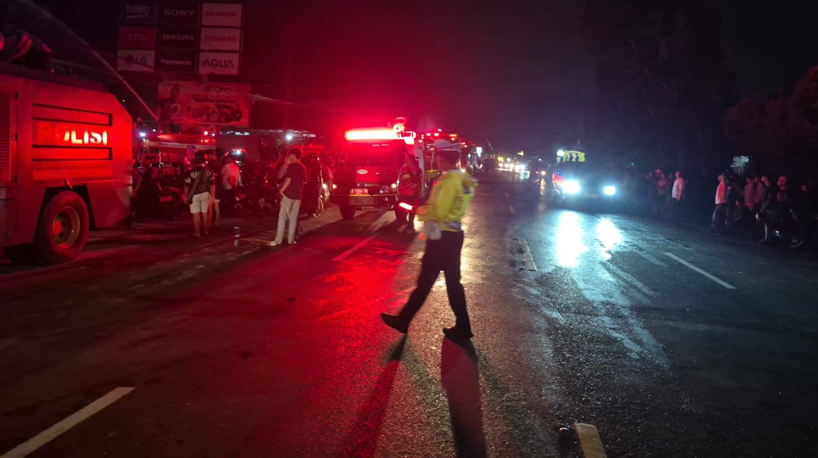 Satlantas Polresta Palangka Raya Jaga Kamseltibcarlantas di Lokasi Kebakaran Toko Elektronik