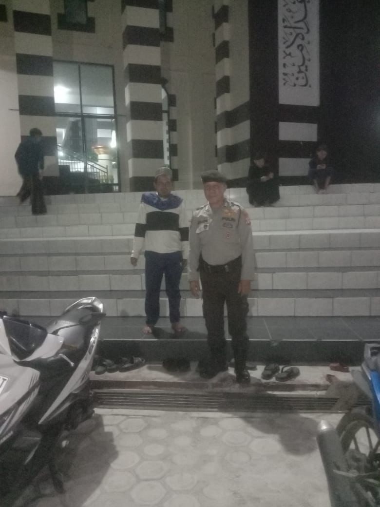 Polsek Sabangau Jaga Keamanan di Masjid Kubah Hijau Al-Abrar Sholat Isya dan Tarawih
