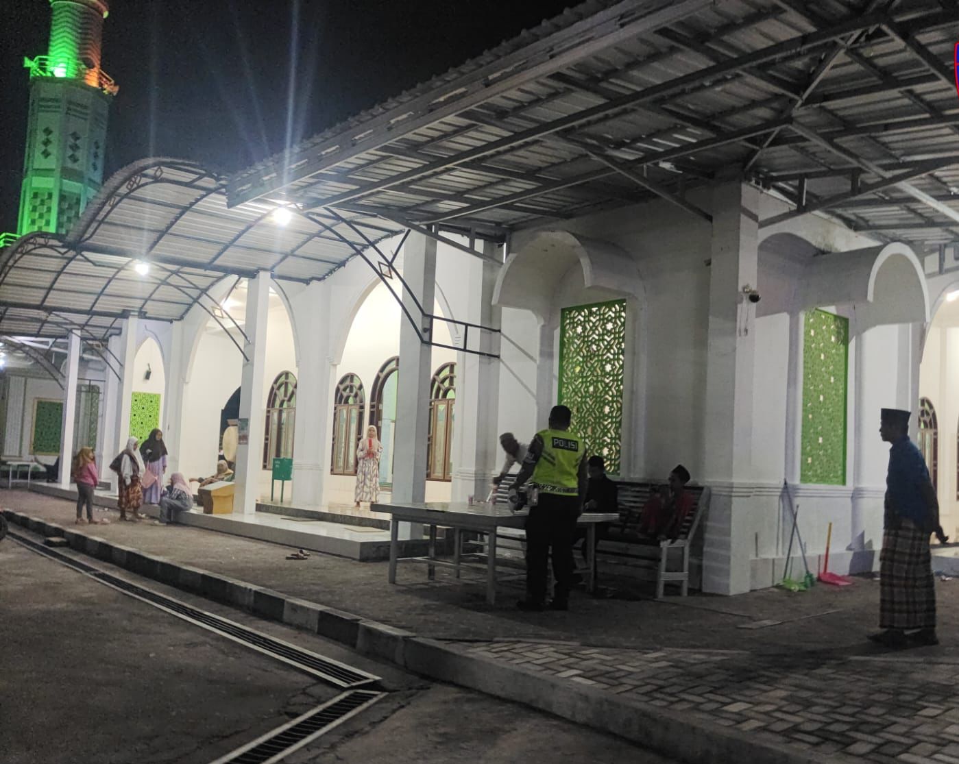 Satlantas Polresta Palangka Raya Jaga Kelancaran Lalu Lintas Saat Tarawih di Masjid Al-Amin Tangkiling
