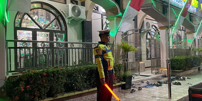 Polresta Palangka Raya Amankan Jalannya Sholat Isya dan Tarawih pada Masjid Nurul Iman