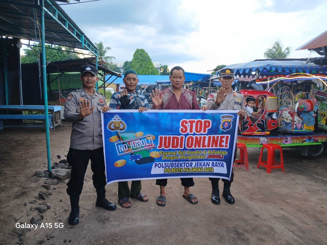 Kunjungi Pasar Malam, Kapolsubsektor Jekan Raya Ajak Warga Perangi Judi Online