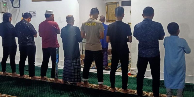 Polsubsektor Jekan Raya Ibadah Isya dan Tarawih di Mushola Al-Ihsan