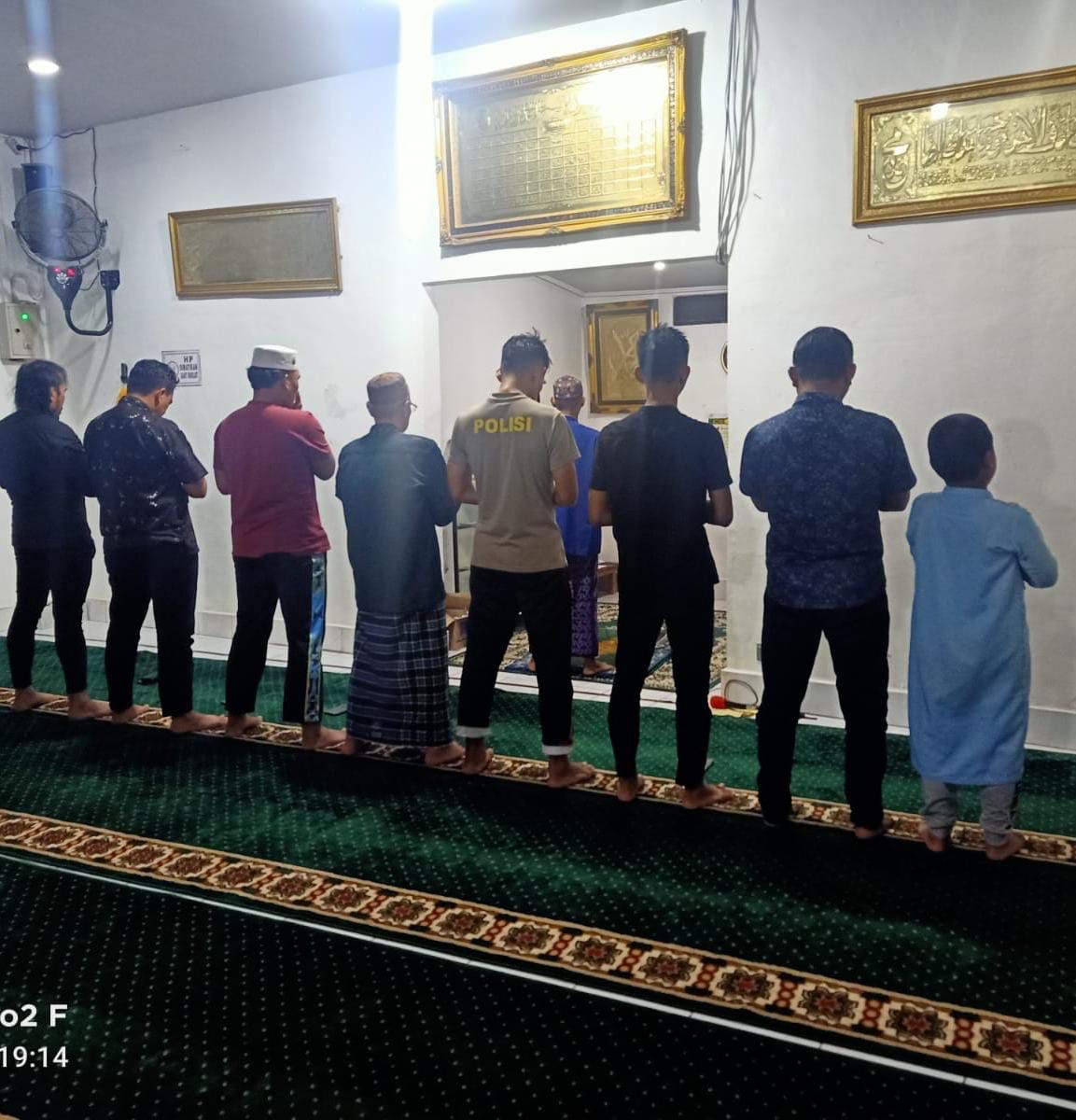 Polsubsektor Jekan Raya Ibadah Isya dan Tarawih di Mushola Al-Ihsan
