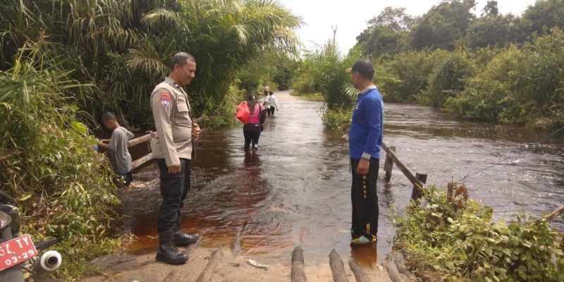 Kurangi Dampak Banjir, Polsek Bukit Batu Patroli Cek Luapan Air di Marang