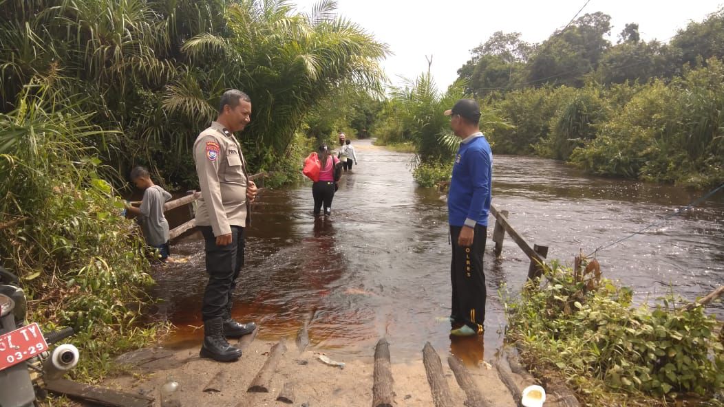 Kurangi Dampak Banjir, Polsek Bukit Batu Patroli Cek Luapan Air di Marang