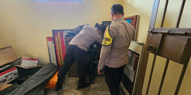 Pastikan Kesiapan, Anggota Polsek Bukit Batu Lakukan Pengecekan Inventaris Dinas