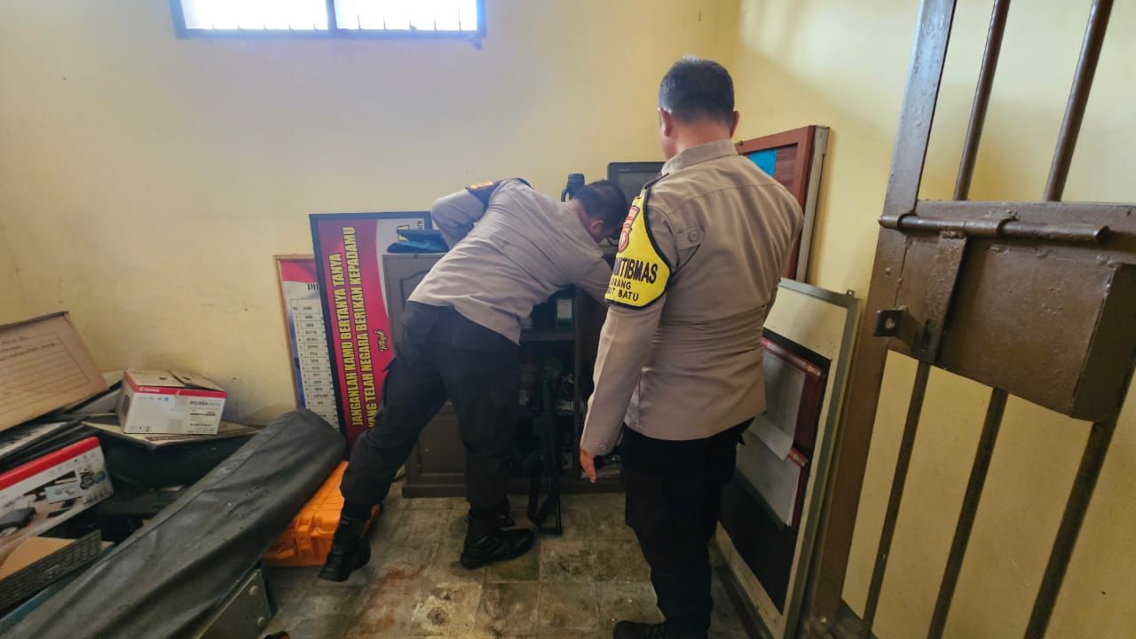 Pastikan Kesiapan, Anggota Polsek Bukit Batu Lakukan Pengecekan Inventaris Dinas