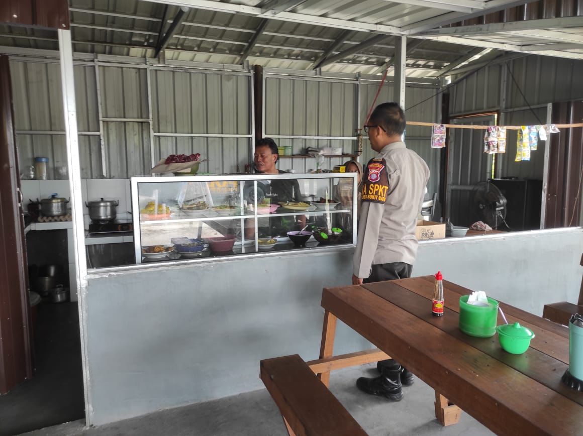 Kunjungi Warung Warga di Tumbang Tahai, Polsek Bukit Batu Imbau Hormati Bulan Puasa