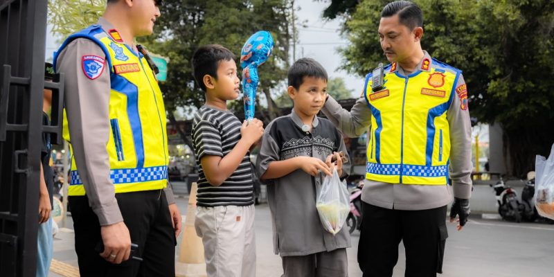 Berkah Ramadan, Satlantas Polres Batang Tetap Semangat Bagikan Takjil