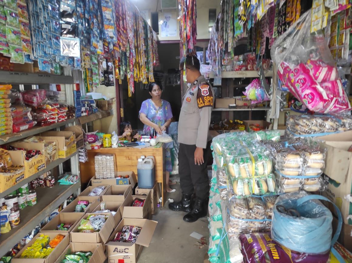 Sambangi Pasar Rakyat Tangkiling, Polsek Bukit Batu Pastikan Keamanan dan Stok Sembako