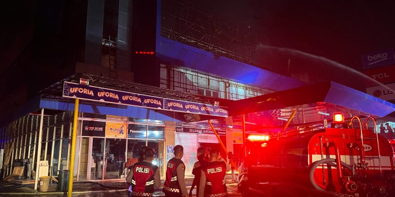 Respon Cepat Dan Sigap, Ditsamapta Polda Kalteng Bantu Padamkan Kebakaran Toko Elektronik UFO