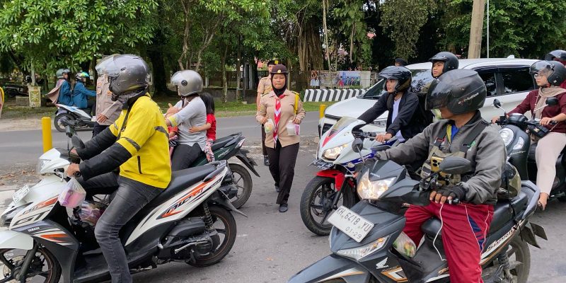Bersama Saka Bhayangkara, Satbinmas Polresta Palangka Raya Bagikan Takjil