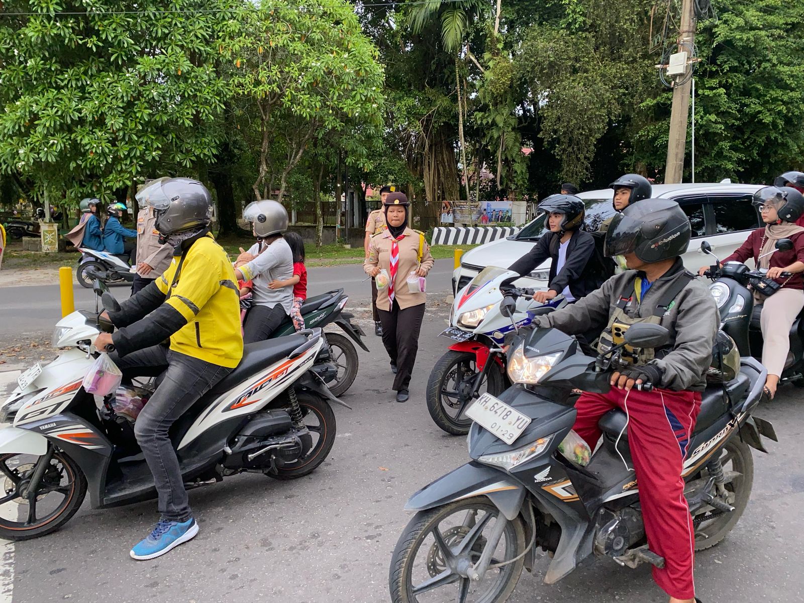 Bersama Saka Bhayangkara, Satbinmas Polresta Palangka Raya Bagikan Takjil