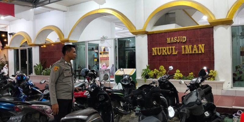 Polresta Palangka Raya Amankan Sholat Tarawih di Masjid Nurul Iman