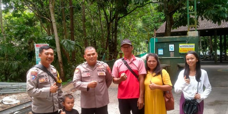 Anggota Polsek Bukit Batu Beri Rasa Aman di Objek Wisata City Forest Nyaru Menteng