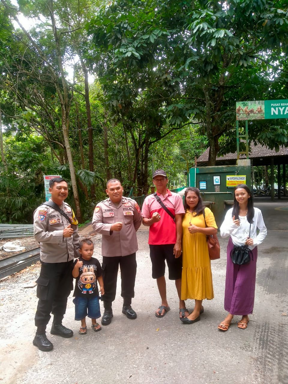 Anggota Polsek Bukit Batu Beri Rasa Aman di Objek Wisata City Forest Nyaru Menteng