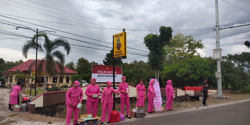 Polri untuk Masyarakat, Kapolsek dan Ketua Ranting Bhayangkari Sabangau Bagikan Takjil