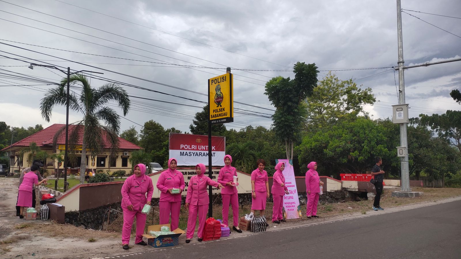 Polri untuk Masyarakat, Kapolsek dan Ketua Ranting Bhayangkari Sabangau Bagikan Takjil