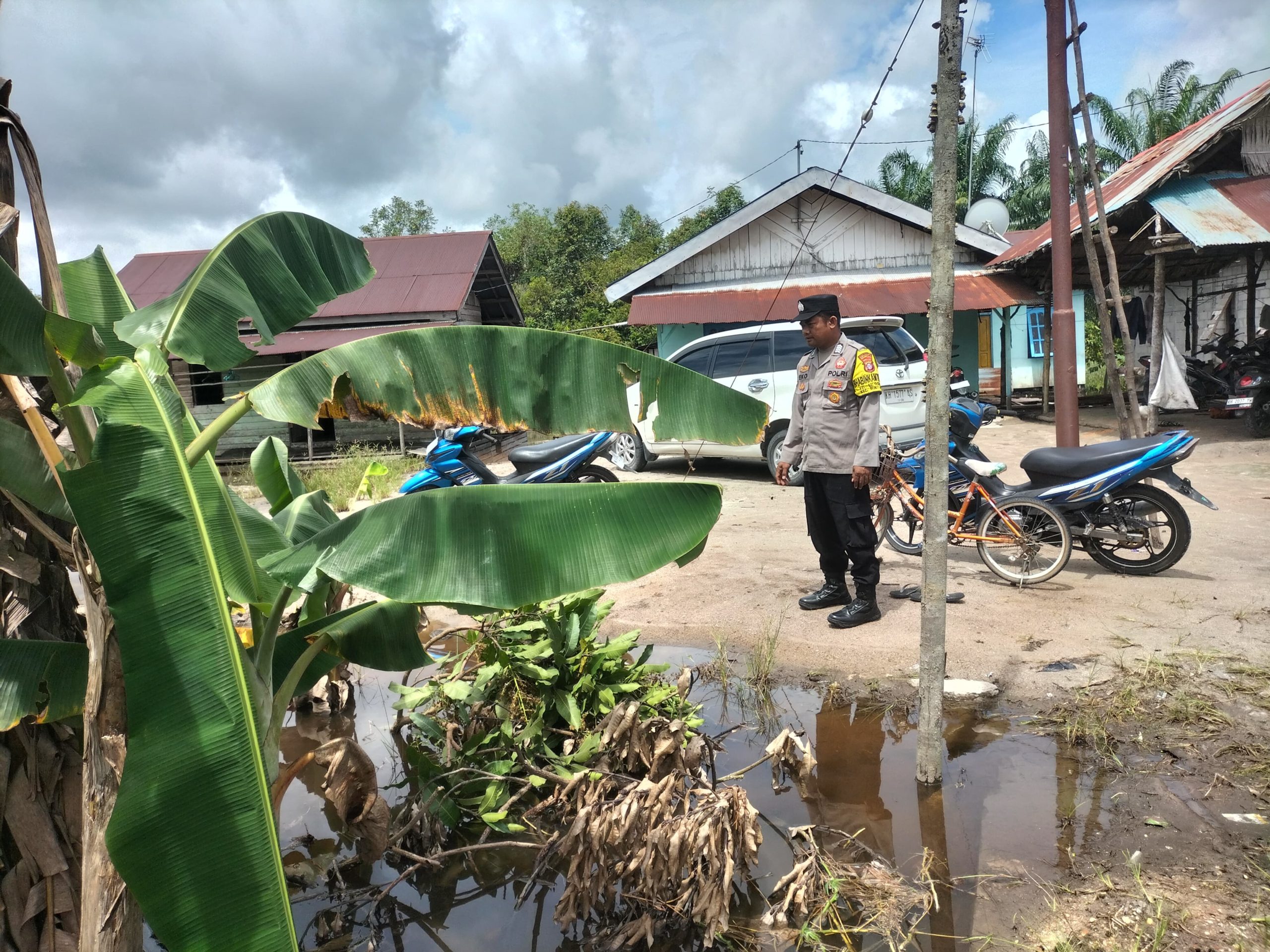 Waspada Potensi Banjir, Polsek Bukit Batu Tinjau Kondisi Luapan DAS Rungan di Kawasan Jalan Ramses