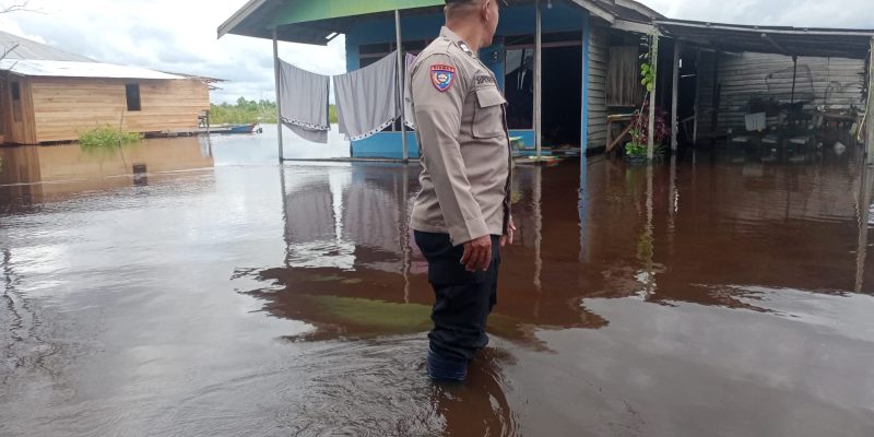 Peduli Warga Binaan, Bhabinkamtibmas Polsek Sebangau Cek Pemukiman Terdampak Banjir
