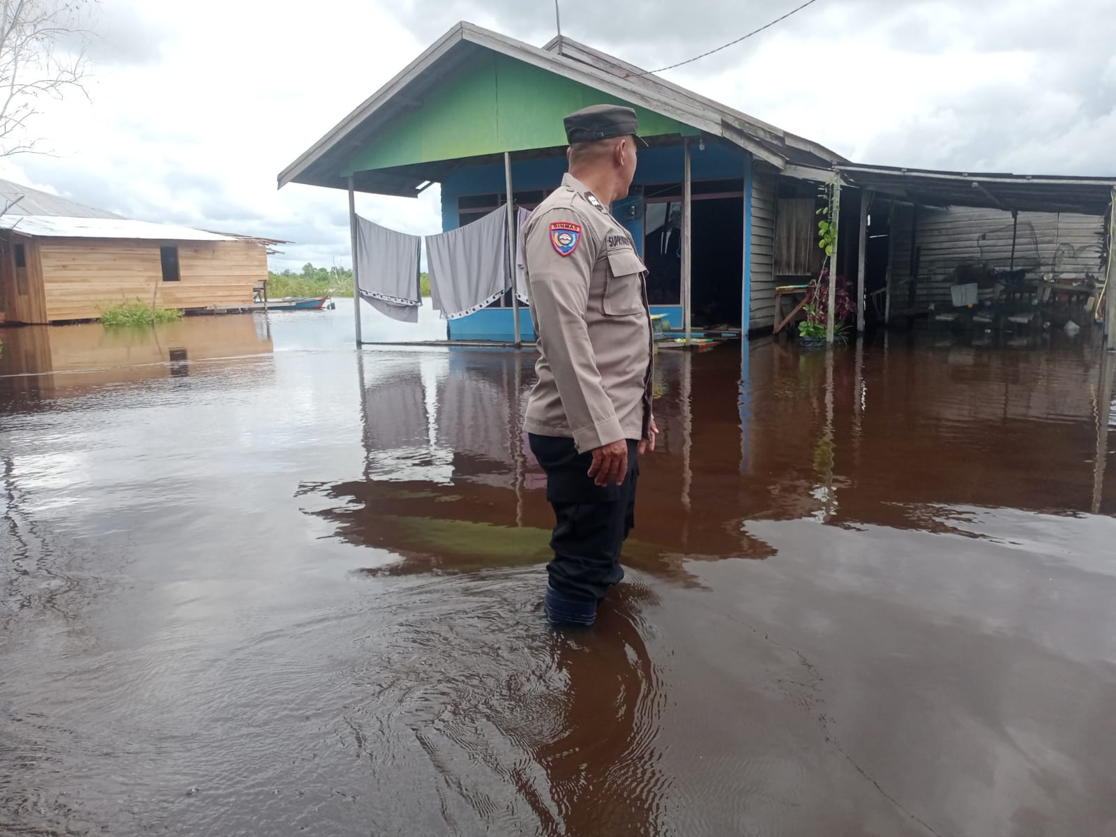 Peduli Warga Binaan, Bhabinkamtibmas Polsek Sebangau Cek Pemukiman Terdampak Banjir