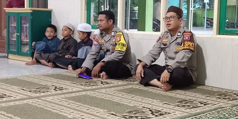 Silaturahmi di Bulan Ramadhan, Polsek Bukit Batu Buka Puasa dan Salat Magrib Berjamaah bersama Masyarakat