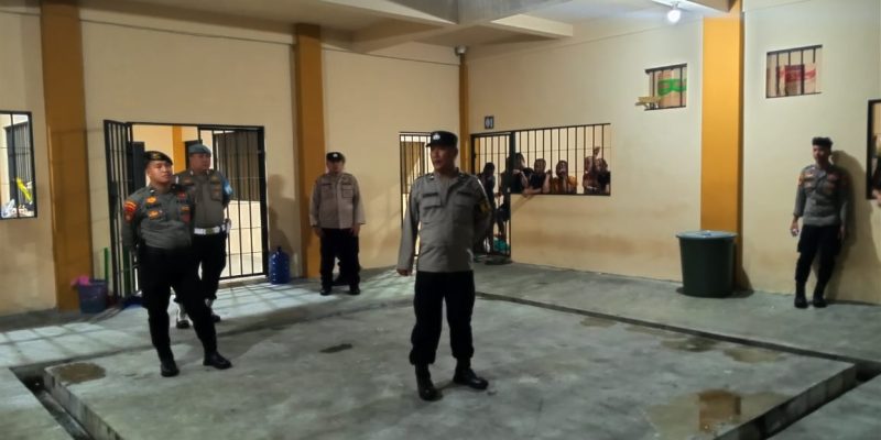 Sattahti Polresta Palangka Raya bersama Piket Fungsi Cek Ruang Tahanan Mako saat Malam Hari