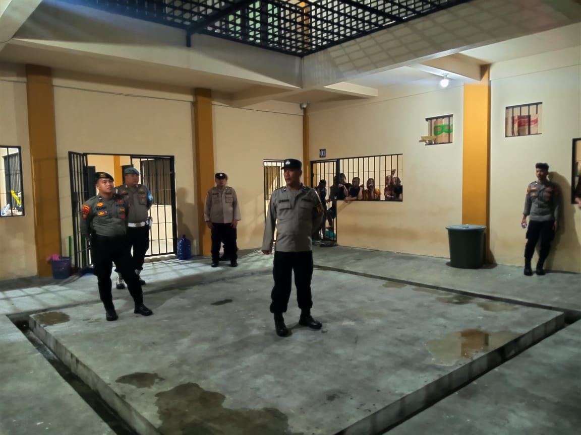 Sattahti Polresta Palangka Raya bersama Piket Fungsi Cek Ruang Tahanan Mako saat Malam Hari