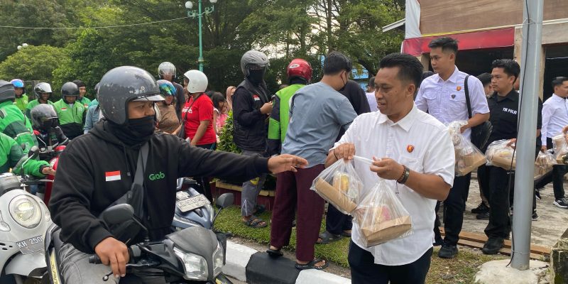 Maknai Ramadan dengan Keberkahan, Polda Kalteng Kembali Bagikan Ratusan Takjil Gratis Untuk Masyarakat