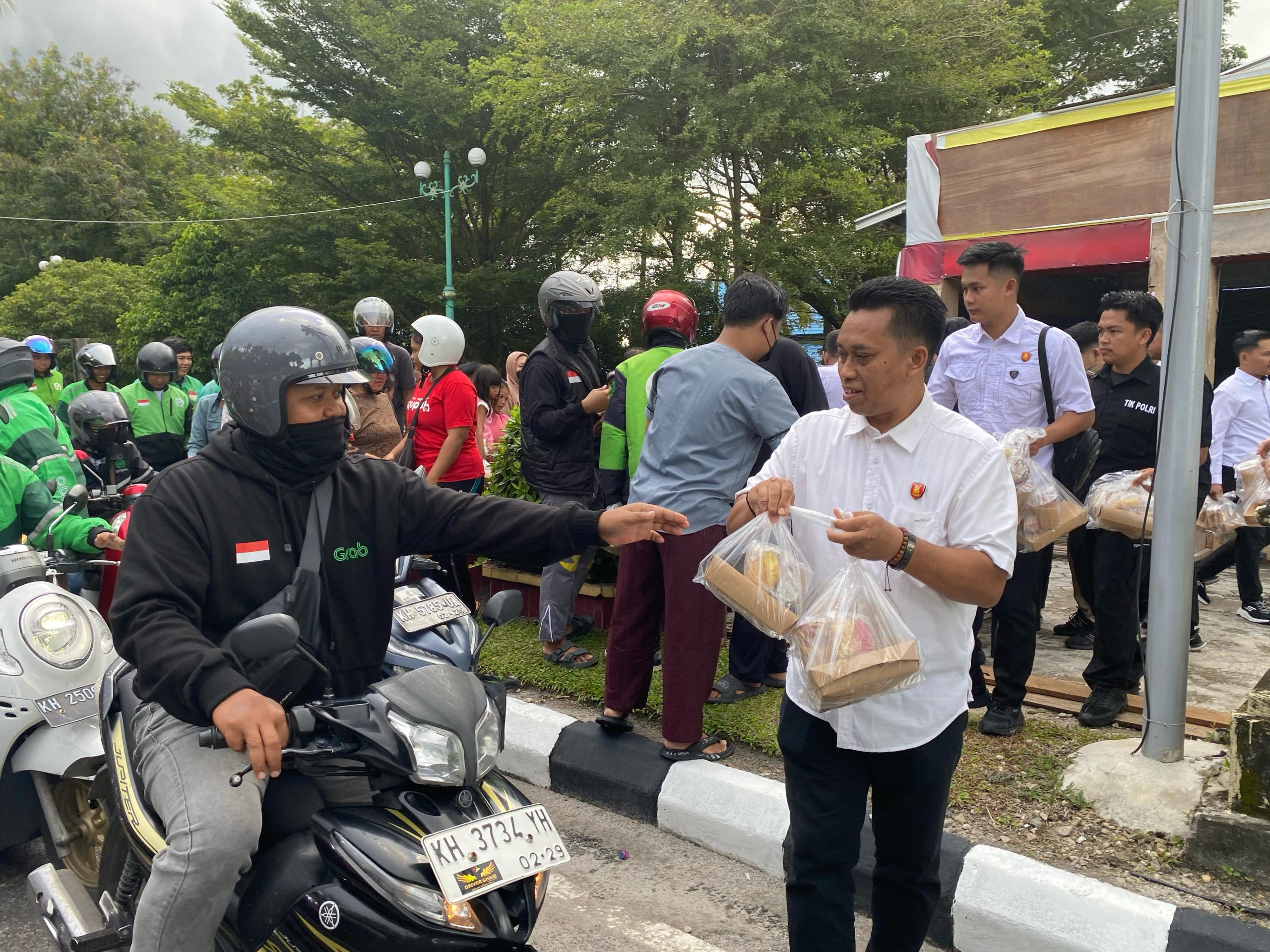 Maknai Ramadan dengan Keberkahan, Polda Kalteng Kembali Bagikan Ratusan Takjil Gratis Untuk Masyarakat