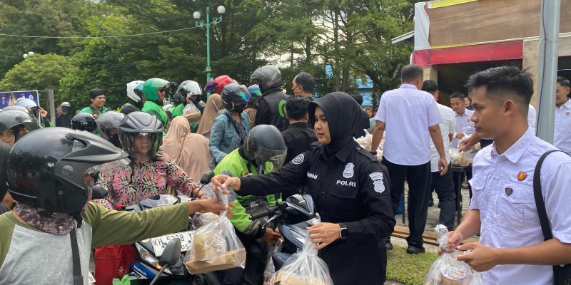 Maknai Ramadan dengan Keberkahan, Polda Kalteng Kembali Bagikan Ratusan Takjil Gratis Untuk Masyarakat