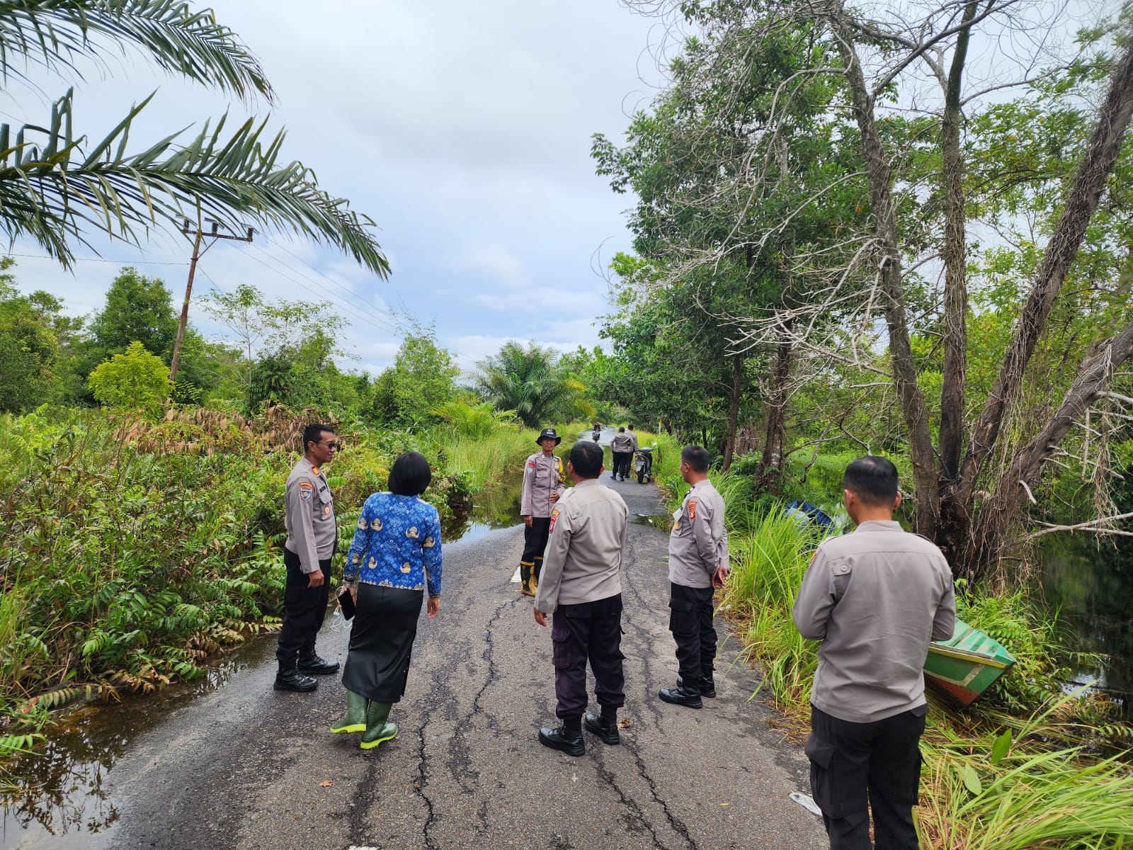 Sigap Tanggap Bencana, Kapolsek Pahandut Tinjau Kondisi Banjir di Petuk Katimpun