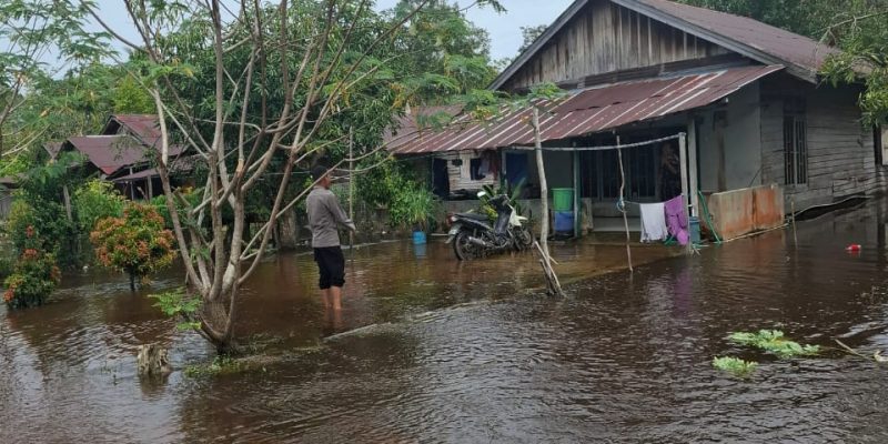 Polsek Bukit Batu Tinjau Ketinggian Luapan DAS Rungan di Kawasan Jalan Ramses