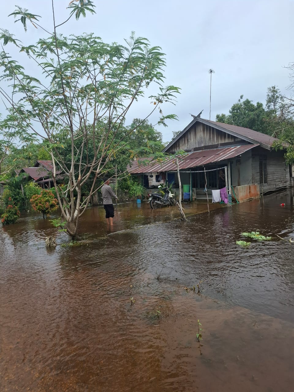 Polsek Bukit Batu Tinjau Ketinggian Luapan DAS Rungan di Kawasan Jalan Ramses