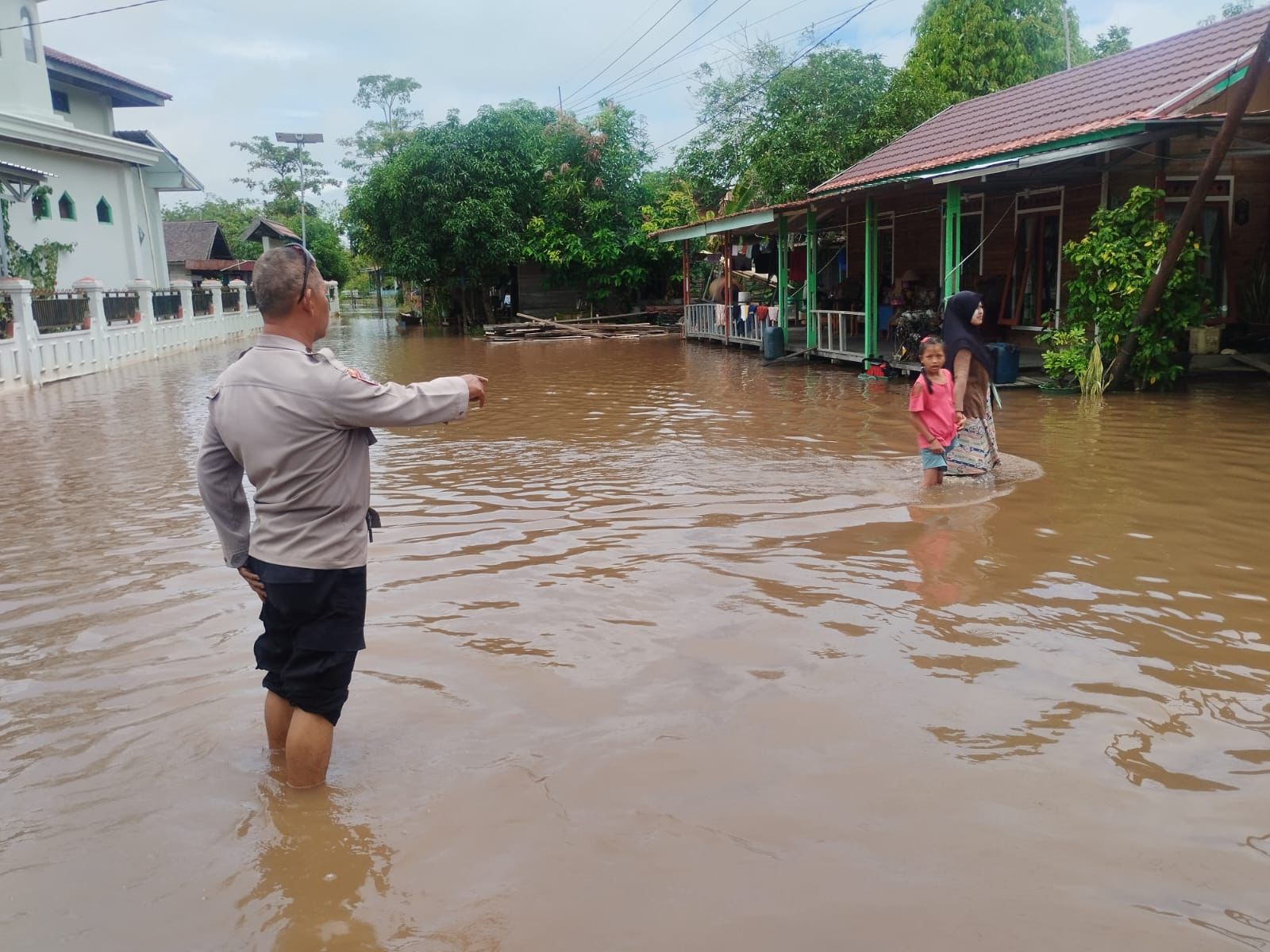 Kurangi Dampak Banjir, Polsek Sabangau Imbau Warga Bereng Bengkel Selalu Waspada