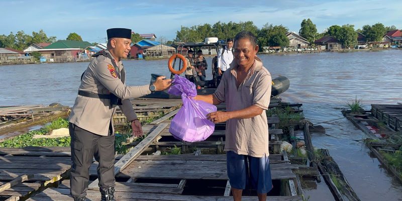 Ditpolairud Polda Kalteng Berbagi Takjil kepada Masyarakat DAS Kahayan