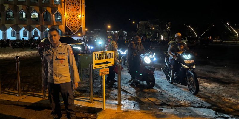 Polresta Palangka Raya Kawal Kelancaran Ibadah Tarawih di Masjid Raya Darussalam