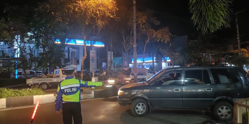 Polresta Palangka Raya Kawal Keamanan Salat Isya dan Tarawih di Masjid Nurul Islam
