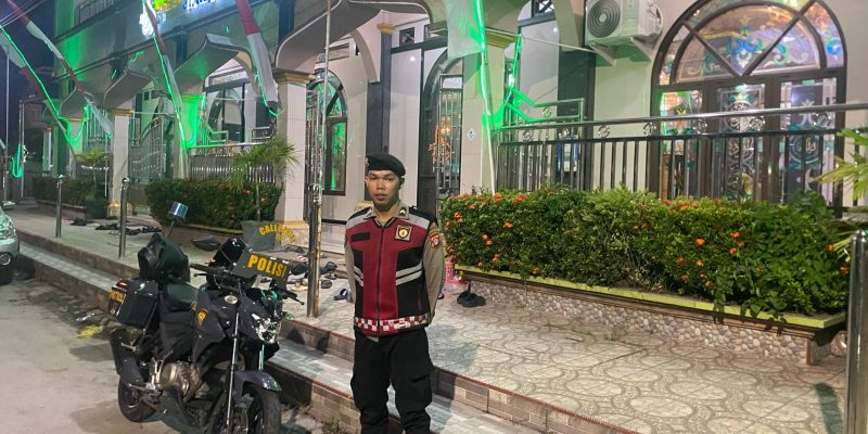 Personel Satsamapta Polresta Palangka Raya Pantau Jalannya Ibadah Tarawih di Masjid