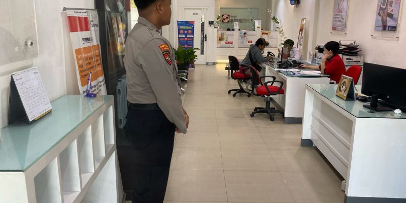Personel Satpamobvit Polresta Palangka Raya Amankan Sejumlah Kantor Bank