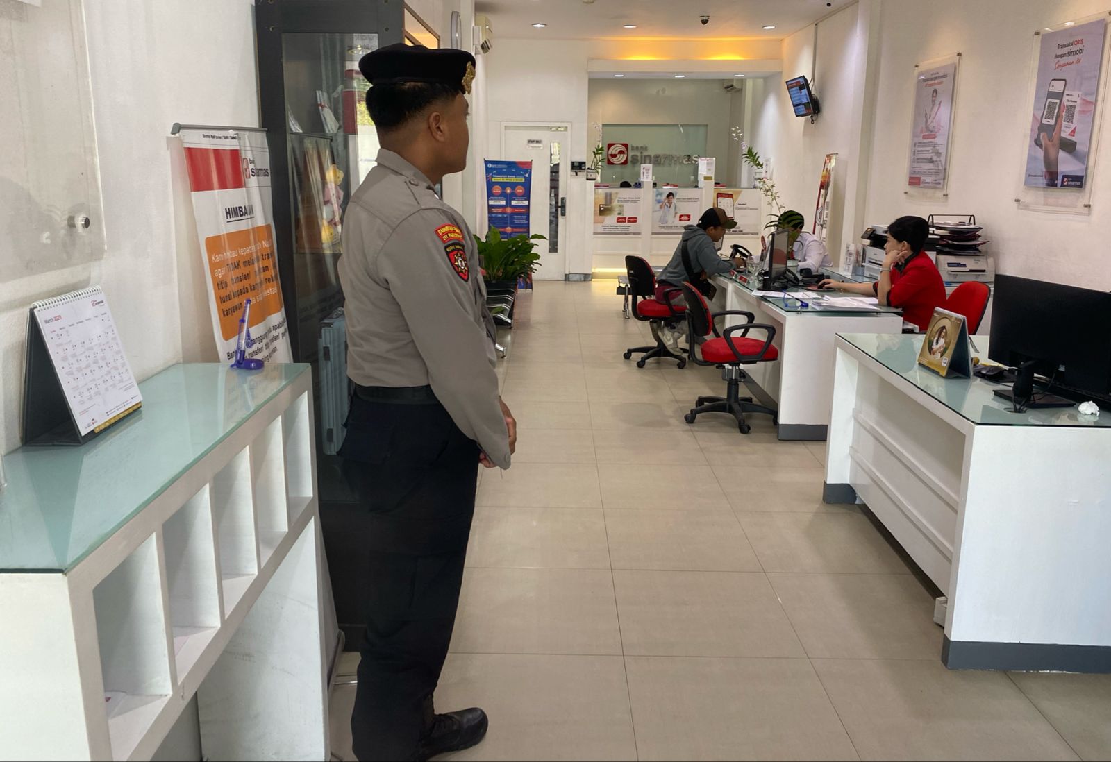 Personel Satpamobvit Polresta Palangka Raya Amankan Sejumlah Kantor Bank