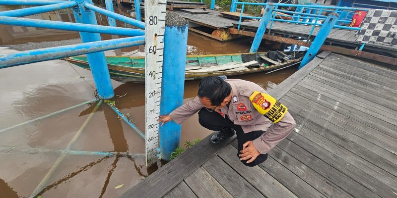 Polsek Bukit Batu Pantau Debit Air Sungai Rungan untuk Antisipasi Banjir