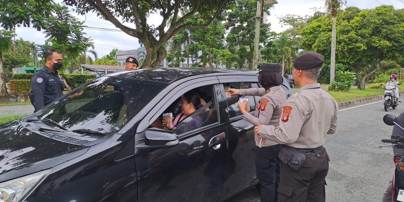 Bahu Membahu, Polresta Palangka Raya Bagikan Takjil kepada Pengendara