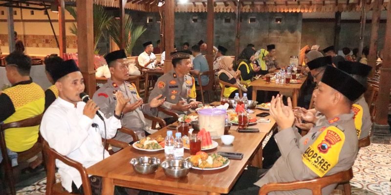 Berbagi Kebersamaan di Bulan Ramadhan, Kapolres Pekalongan Buka Puasa Bersama Pejuang Kebersihan