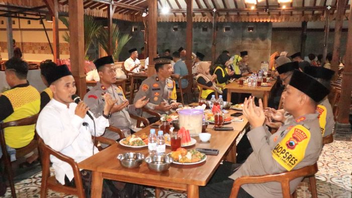 Berbagi Kebersamaan di Bulan Ramadhan, Kapolres Pekalongan Buka Puasa Bersama Pejuang Kebersihan