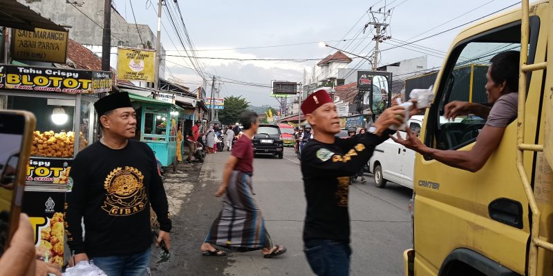Ramadhan Berkah Ketua Gibas Resort H.Asep Ceno Beserta Beberapa Ketua Sektor Berbagi Ratusan Bungkus Takzil