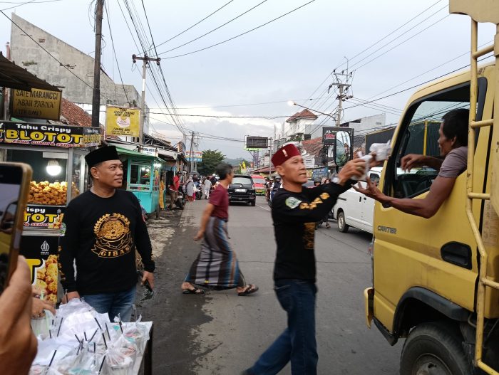 Ramadhan Berkah Ketua Gibas Resort H.Asep Ceno Beserta Beberapa Ketua Sektor Berbagi Ratusan Bungkus Takzil