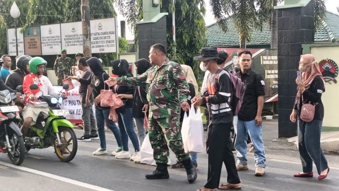 Aksi Damai Dukung Pengesahan UU TNI, Warga Batang Berbagi Takjil di Depan Makodim