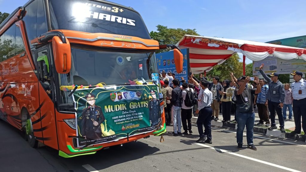 Polda Kalteng Bersama Pemprov Berangkatkan 495 Pemudik Tujuan Sampit, Pangkalan Bun, Buntok dan Banjarmasin